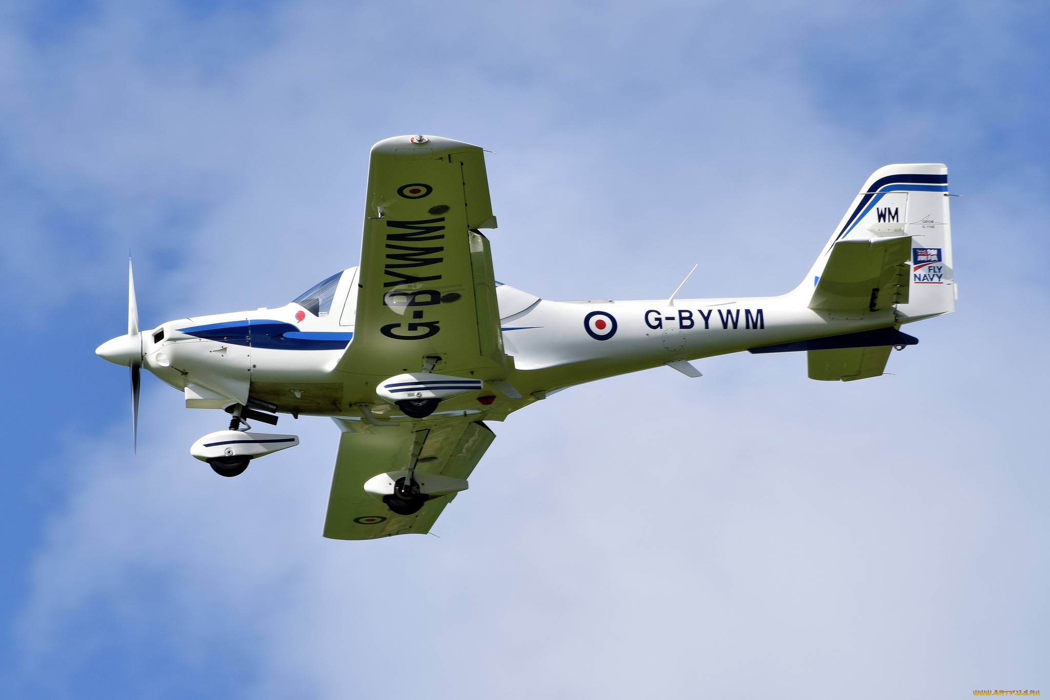 Grob g115e. Одномоторный самолет. L Aviation CF-100.